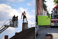 Drama v pražských Strašnicích: Muž už několik hodin běhá po střeše domu a odmítá slézt
