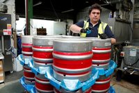 Pivní pohroma. Britské hospody vylévají 50 milionů litrů zlatavého moku kvůli koronaviru