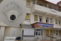 Zámky na dveřích a kamery v pokojích: Nemocnice léčí nakažené v nelidských podmínkách