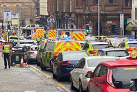 Tragédie v Británii: Po útoku nožem šest zraněných, pachatel zemřel. Policista bojuje o život