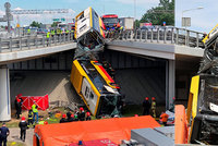 Autobus MHD se zřítil z mostu a zemřel v něm člověk: Řidič byl pod vlivem drog!