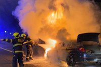 Na Rozvadovské spojce hořelo auto. Za osm minut téměř lehlo popelem