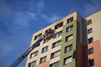 Na Žižkově hoří byt. Z paneláku bylo evakuováno několik obyvatel
