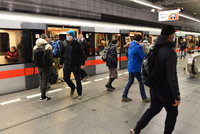 V metru od září ubyly miliony cestujících. Dopravní podnik na jízdném ztratí přes miliardu