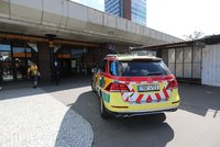 Neštěstí na lince B: Pod metro na Nových Butovicích spadl muž (40), provoz stojí