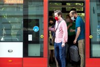 Hygienička varuje: Roušky jsou povinné v Praze i na zastávkách. Omezení barů se bude řešit