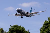 Boeing na vylepšenou 737 MAX najímá piloty „napřímo”. Proč je to podezřelé?