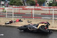 Šílená nehoda v Krči: Motorkář smetl chodkyni (30)! Oba jsou ve vážném stavu