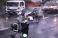 Hrdinové všedního dne: Auto v Praze 6 srazilo chodce (50), svědci neváhali a začali ho oživovat
