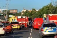 Hromadná nehoda na Chodově: Hasiči vyprošťují zraněné, výjezd na Brno je uzavřený