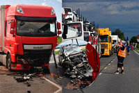 Smrtelná nehoda na Kolínsku: Náklaďák smetl osobní vůz, řidič na místě zemřel