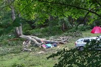 Českou turistku (†29) v Bulharsku zabil strom! Spadl na její stan během bouře