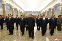 Kim vyrazil do mauzolea. Oslavu výročí narozenin svého děda zmeškal, památku úmrtí už ne