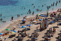 Mallorca s Ibizou už zase zavádějí roušky. Jak to bude v barech a na plážích?