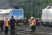 Srážka dvou vlaků v Běchovicích: Podle Drážní inspekce k ní došlo asi lidskou chybou