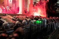 Koronavirus ONLINE: Protivládní protest krotil slzný plyn. A roušky už i na Jihlavsku