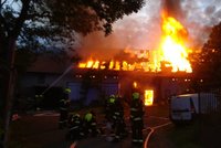 VIDEO: Na jihu Prahy v Točné zasahovalo v noci sedm hasičských jednotek. Vzňala se tam stodola