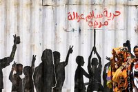 Alkohol pro nemuslimy a posílená práva žen: Súdán chce zrušit i ženskou obřízku
