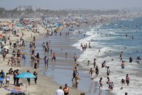 Kalifornie opět zavírá bary, obchoďáky i kostely. Na plážích je ale „hlava na hlavě“