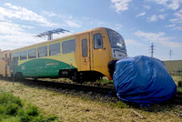 Vlak smetl osobní auto na přejezdu u Pelhřimova: Řidička nepřežila