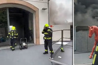 Hustý dým nad Malou Stranou: Hoří v areálu Musea Kampa! Jeden zraněný, desetimilionové škody