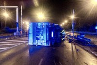 Komplikace u Zlíchovského tunelu: Kamion narazil do svodidel a převrátil se na bok, blokoval vjezd