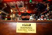 Pijany zastavuje u baru elektrický plot. „Lidé jsou jako ovce,“ říká majitel