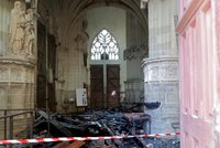 V katedrále byla tři ohniska požáru. Policie vzala do vazby uprchlíka, který ji měl zamknout