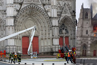 Zpustošenou katedrálu opraví stát. Policie pátrá po žháři, uprchlíka propustila