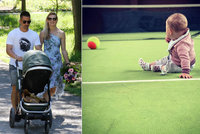 Bude po mamince? Dcera tenistky Šafářové Leontýnka (7 měsíců) už je hvězdou kurtů!