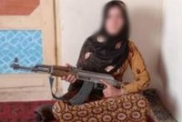 Mladé dívce zabili teroristé rodiče. Popadla kalašnikov a útočníky zastřelila