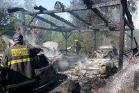 VIDEO: Čtyři auta shořela na prach! Takhle hasiči bojovali s požárem garáže v Klánovicích