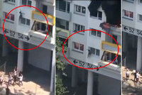 Šokující záběry: Děti (3 a 10) prchaly před požárem! Vyskočily z okna ve 3. patře