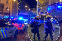 Po zuby ozbrojení policisté a pyrotechnici zasahovali v centru Prahy: Nebezpečný muž vyhrožoval v restauraci
