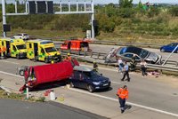 Šílená nehoda na Pražském okruhu! Auto přelétlo svodidla, dodávka zavalila osobák. Pět zraněných