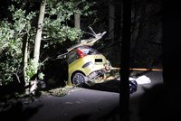 Tragédie u Neveklova: Řidič (†35) sjel ze silnice a rozstřelil auto o strom! Na místě zemřel