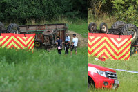 Traktor se skutálel z kopce: Uvnitř našli dva mrtvé!