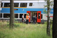 Neštěstí zastavilo provoz na kolejích: Vlak v Klánovicích srazil člověka, na místě zemřel