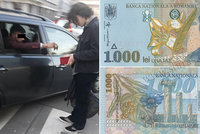Falešné zlato a neplatné bankovky: Podvodníci už zase křižují české silnice a vábí naivky