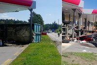 Neobvyklá nehoda kamionů v Jindřichově Hradci: Řidič se vyhýbal sanitce a skončil na boku