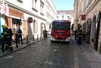 V centru Prahy hořela restaurace. Muž (40) s popáleným obličejem putoval do nemocnice