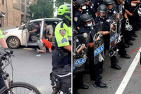 Policie unáší demonstranty? Na videu tlačí ženu do auta, v New Yorku čelí kritice