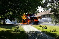 Ohnivé peklo: Plameny zničily autojeřáb, pneumatiky létaly vzduchem, dva zranění hasiči, škoda v milionech