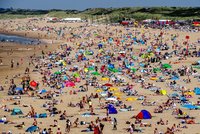 Koronavirus ONLINE: 379 obětí v ČR. A davy lidí vzaly v parnu útokem pláže i v Nizozemsku