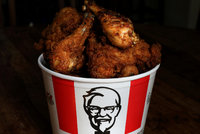 KFC kvůli koronaviru docházejí kuřata. Pobočky v Melbourne musely zavřít