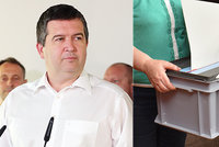 Hlasování z auta nebo přes zástupce: Hamáček čeká na verdikt o volbách z karantény