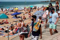 Koronavirus ONLINE: Další nakažení Češi přijeli z Chorvatska. A roušky na plážích ve Francii