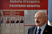 Bělorusové volí prezidenta: Lukašenko si jde pro šestou výhru, vypnutý internet a zatýkání