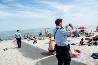 Koronavirus ONLINE: Policejní šťára na pláži kvůli rozestupům. A novinka pro starosty v Česku