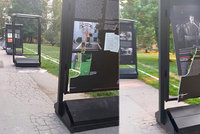 Nechutný vandalismus: Na komunisty popravenou Miladu Horákovou zaútočili „bezmozci"! Rozkopané panely na pražské Kampě